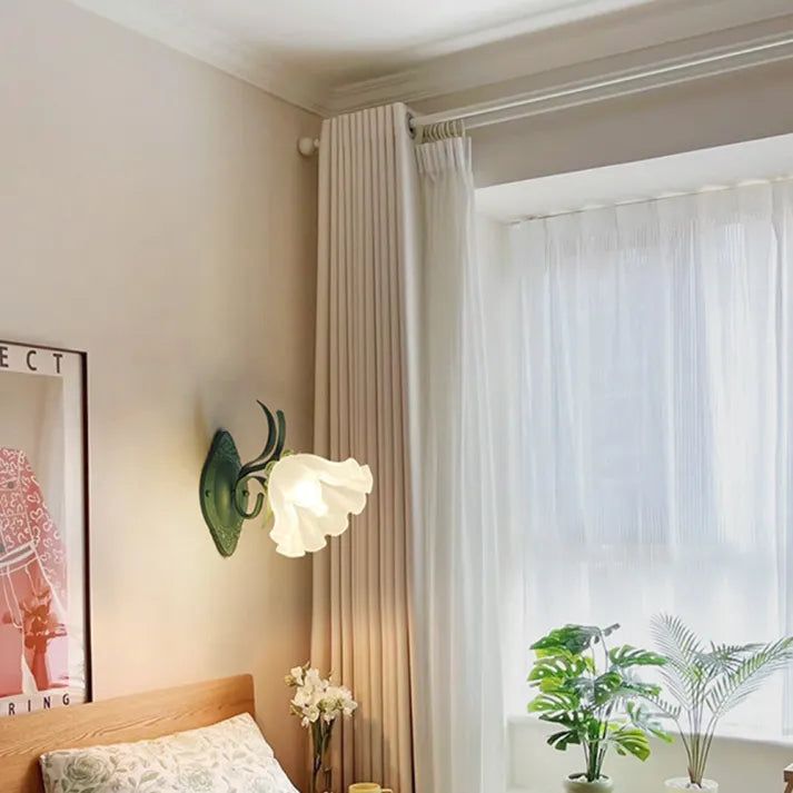 LilyGlow – Candeeiro de Parede com Design Floral