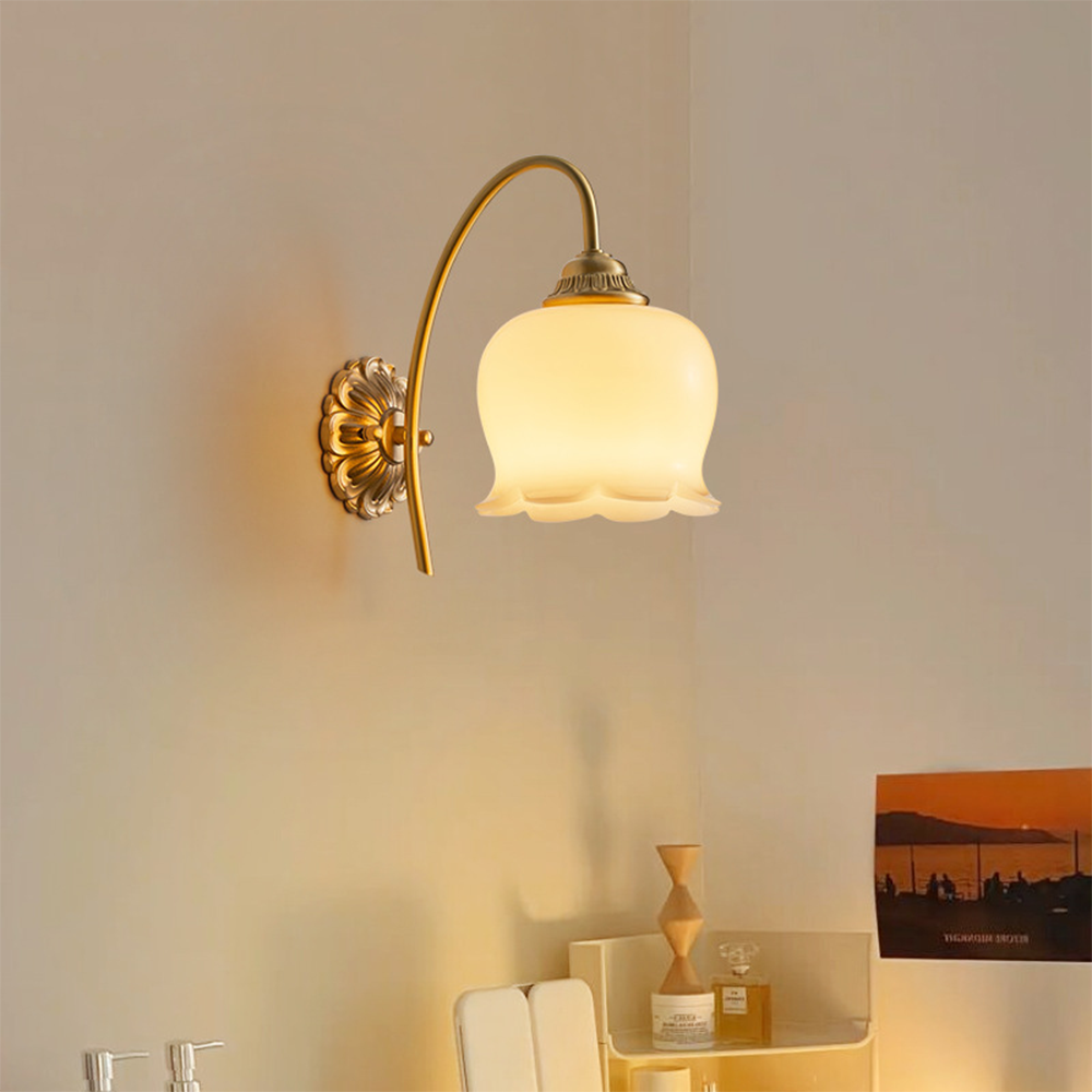 Elegante lampada da parete in vetro e rame
