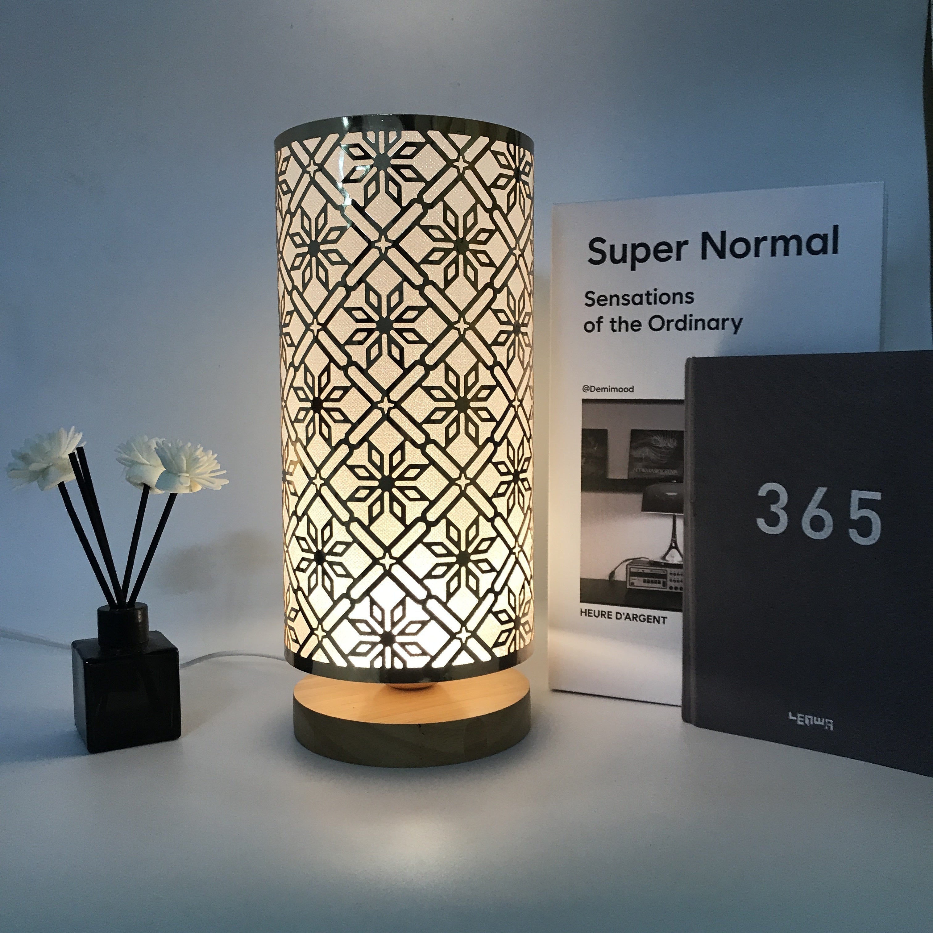 LumiPattern - Modern USB-Powered Table Lamp, Adjustable Brightness, Metal Frame and Plasticized Shade