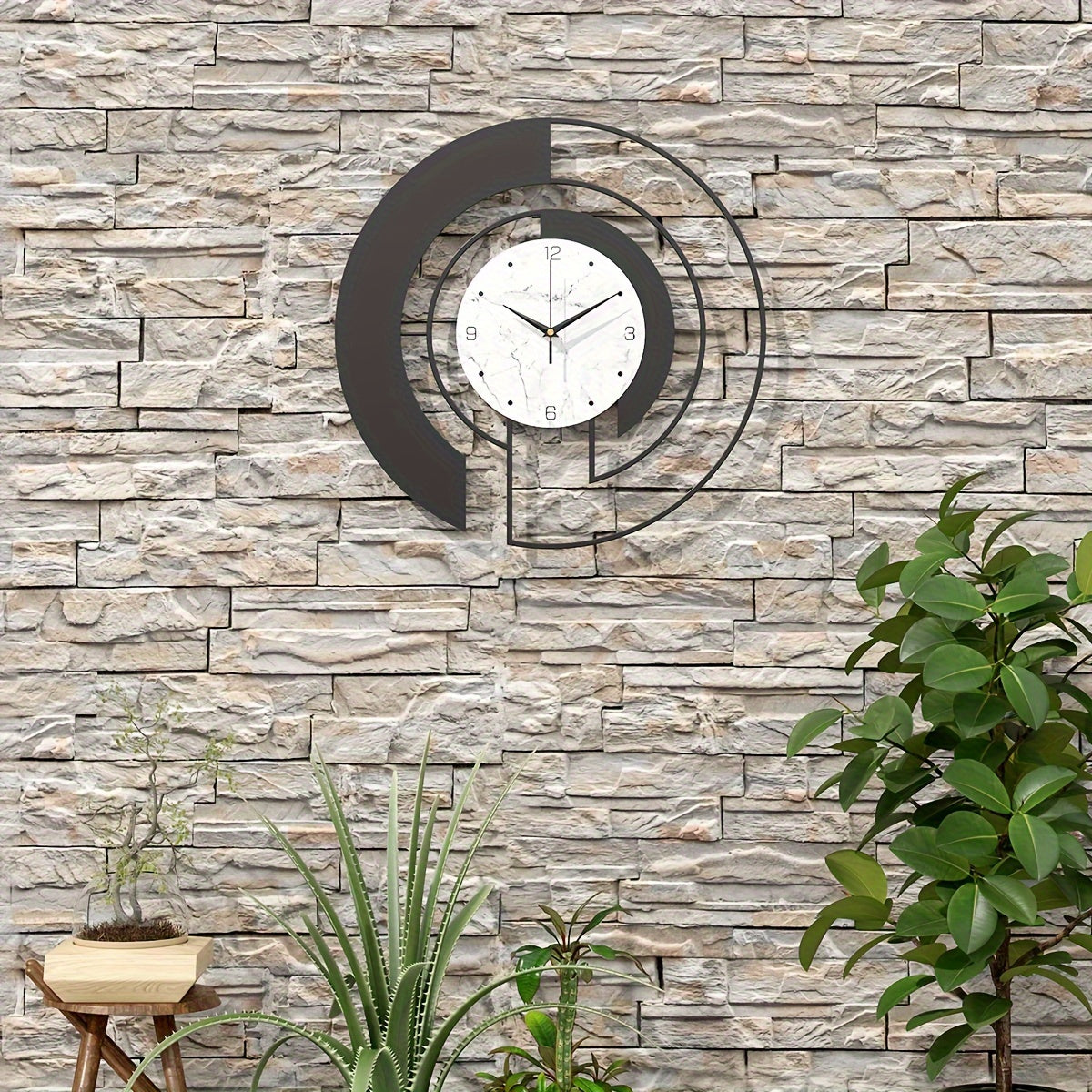 GeoClock - Stille Geometrische Wandklok van Zwart Metaal