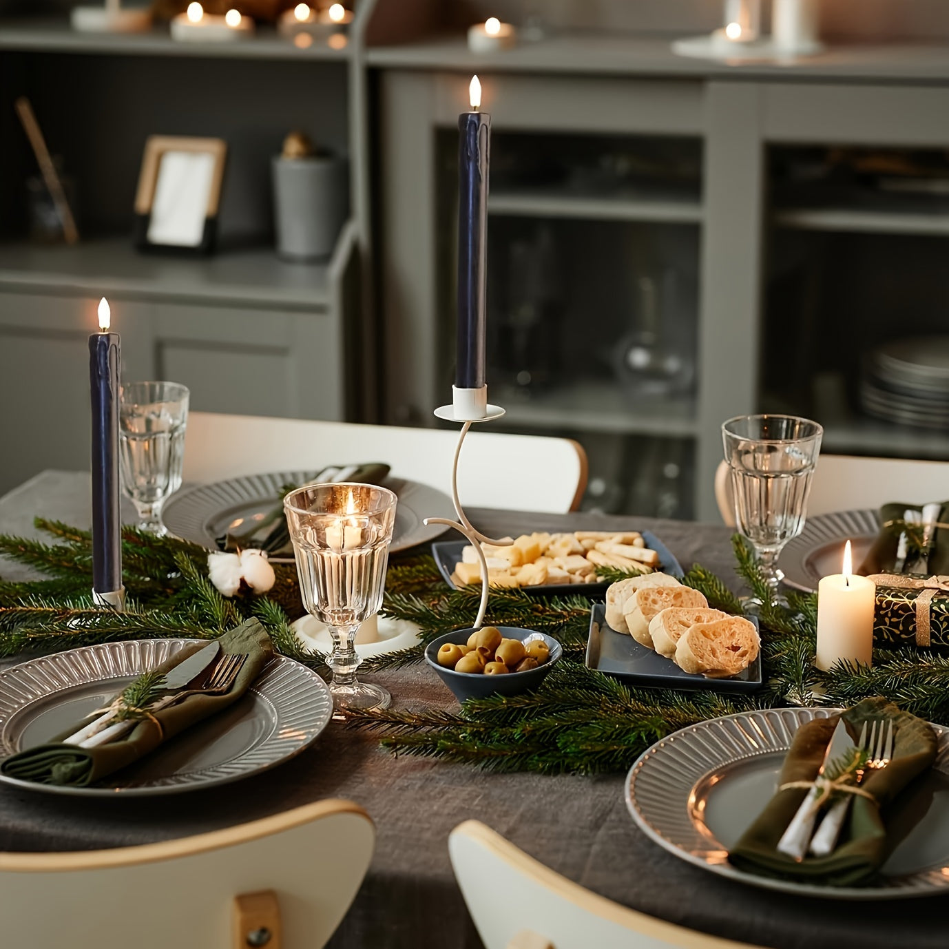 6 unidades de Velas a Cera sem Chama com Luz Tremeluzente - Velas LED com Comando à Distância, Alimentadas a Pilhas, Luz Quente, Castiçais Pretos