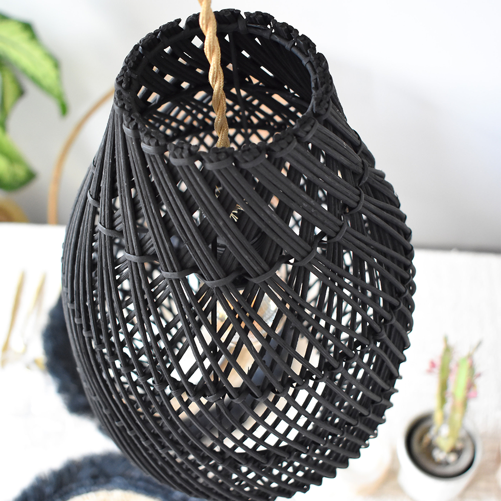 Lampada a sospensione intrecciata a mano in rattan nero stile fattoria classica