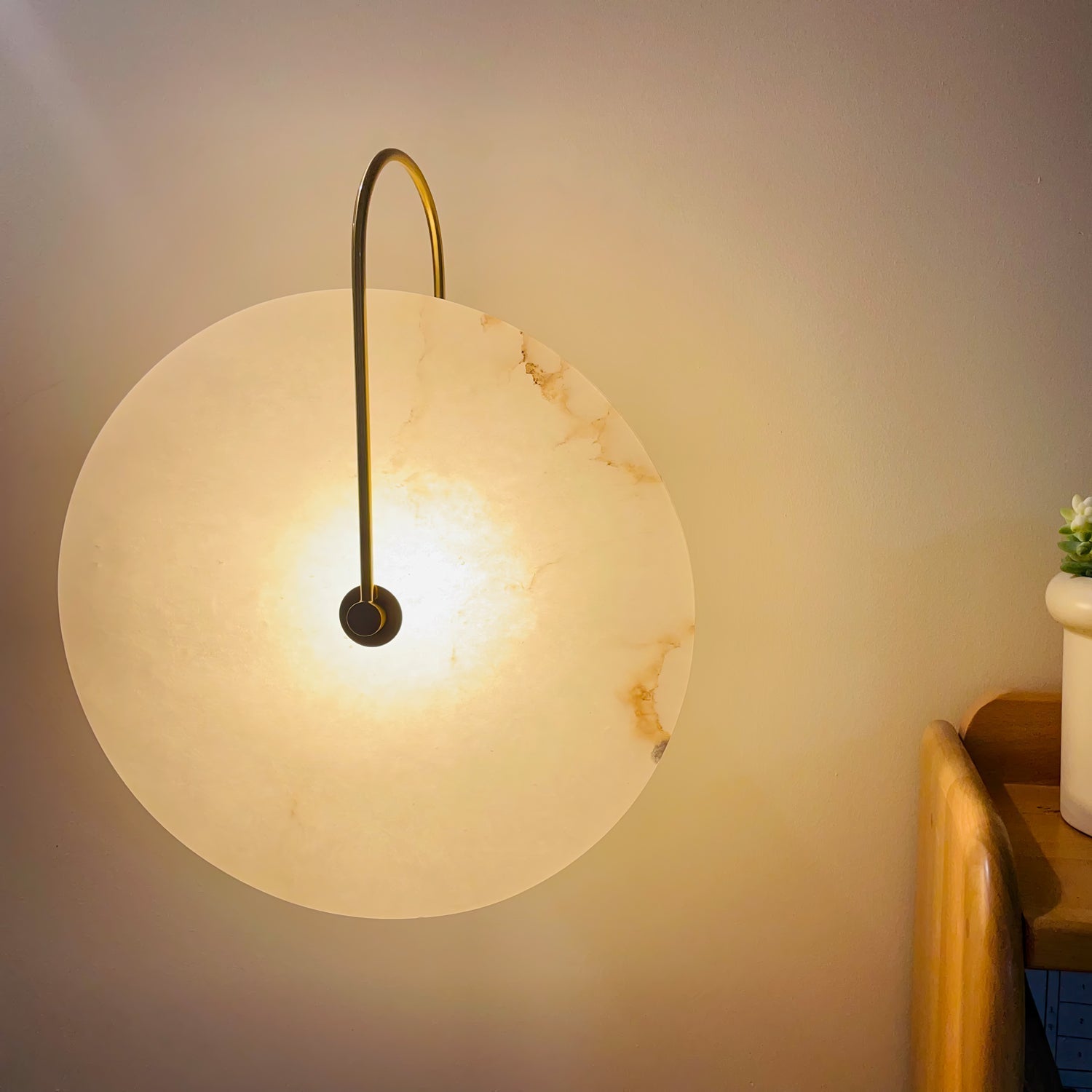 LuxeGlow - Modern LED Wall Lamp of Alabaster for Timeless Elegance