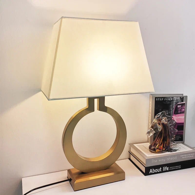 LuxeGlow - Lámpara de mesa metálica con pantalla de tela para salón y dormitorio
