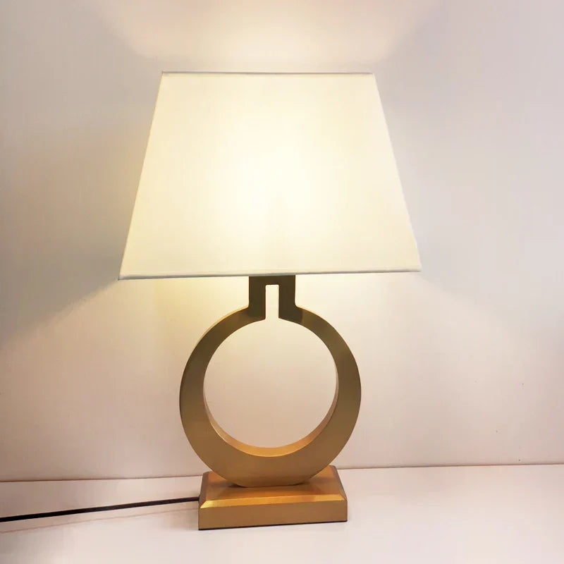 LuxeGlow - Lámpara de mesa metálica con pantalla de tela para salón y dormitorio