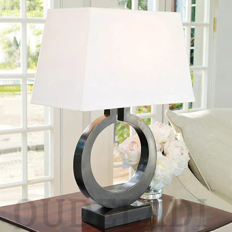 LuxeGlow - Lámpara de mesa metálica con pantalla de tela para salón y dormitorio