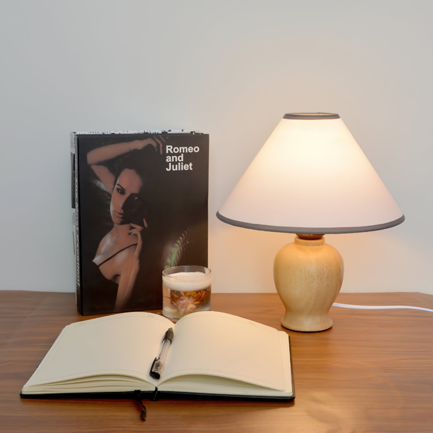 LumiWood - Lámpara de mesa con base de madera y pantalla de tela