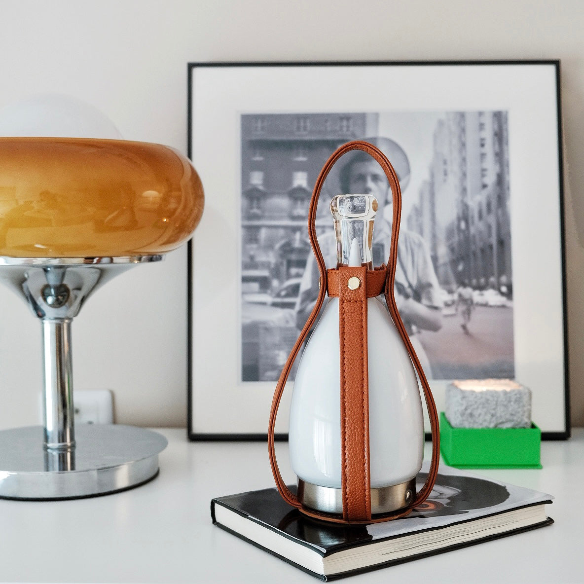 Candeeiro de Mesa Portátil Bell em Couro