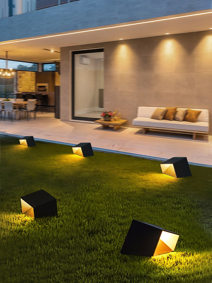 SolarCube - Illuminazione Solare Moderna per il Giardino – Lampada da Esterno a LED a Forma di Cubo con Luce Calda Bianca