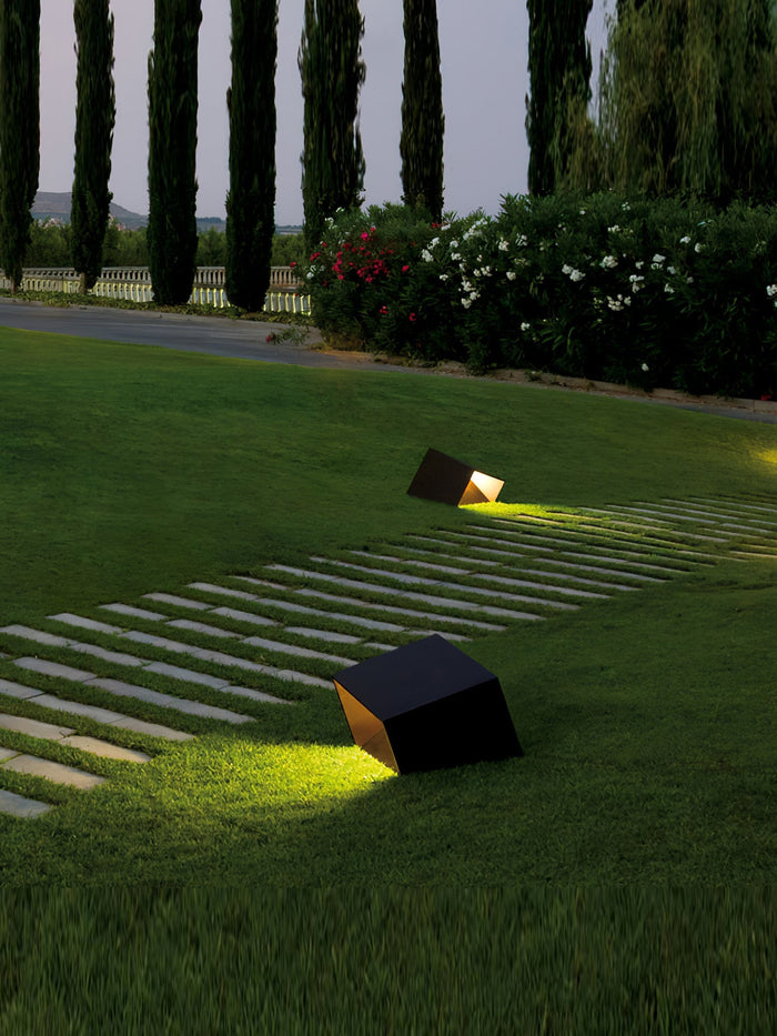 SolarCube - Illuminazione Solare Moderna per il Giardino – Lampada da Esterno a LED a Forma di Cubo con Luce Calda Bianca