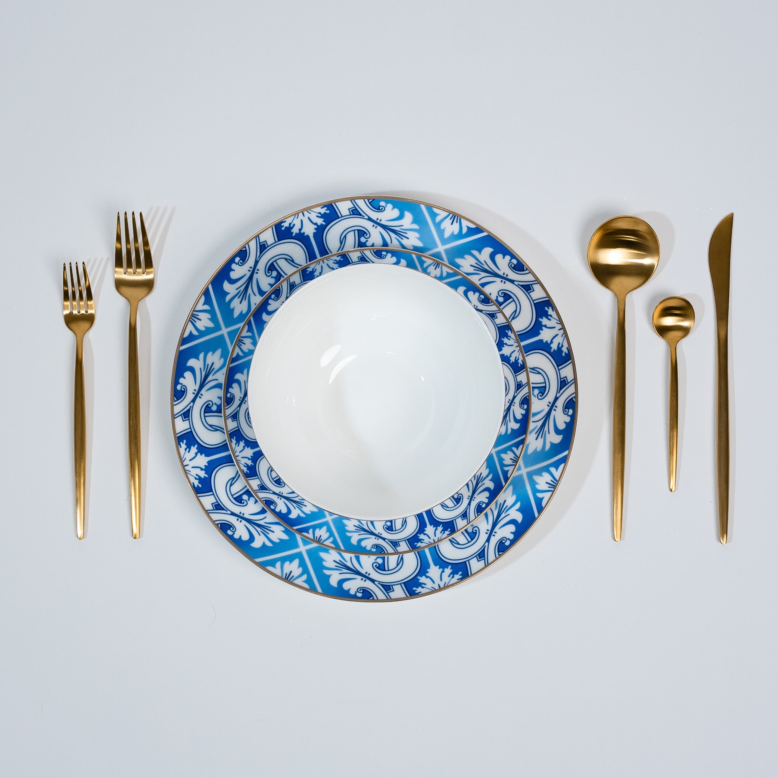 Conjunto de Pratos Azul e Branco com Borda Dourada