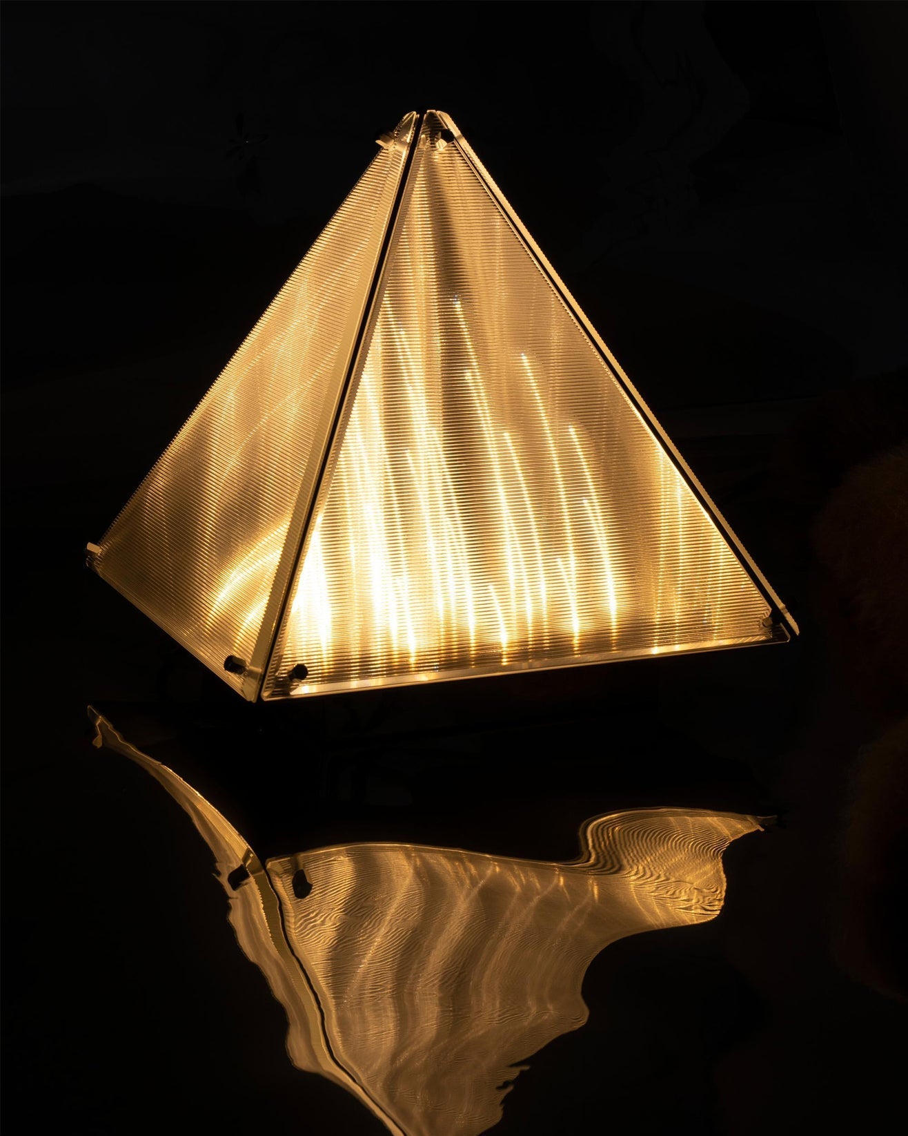 FragmentGlow - Modern Table Lamp with Triangular Design