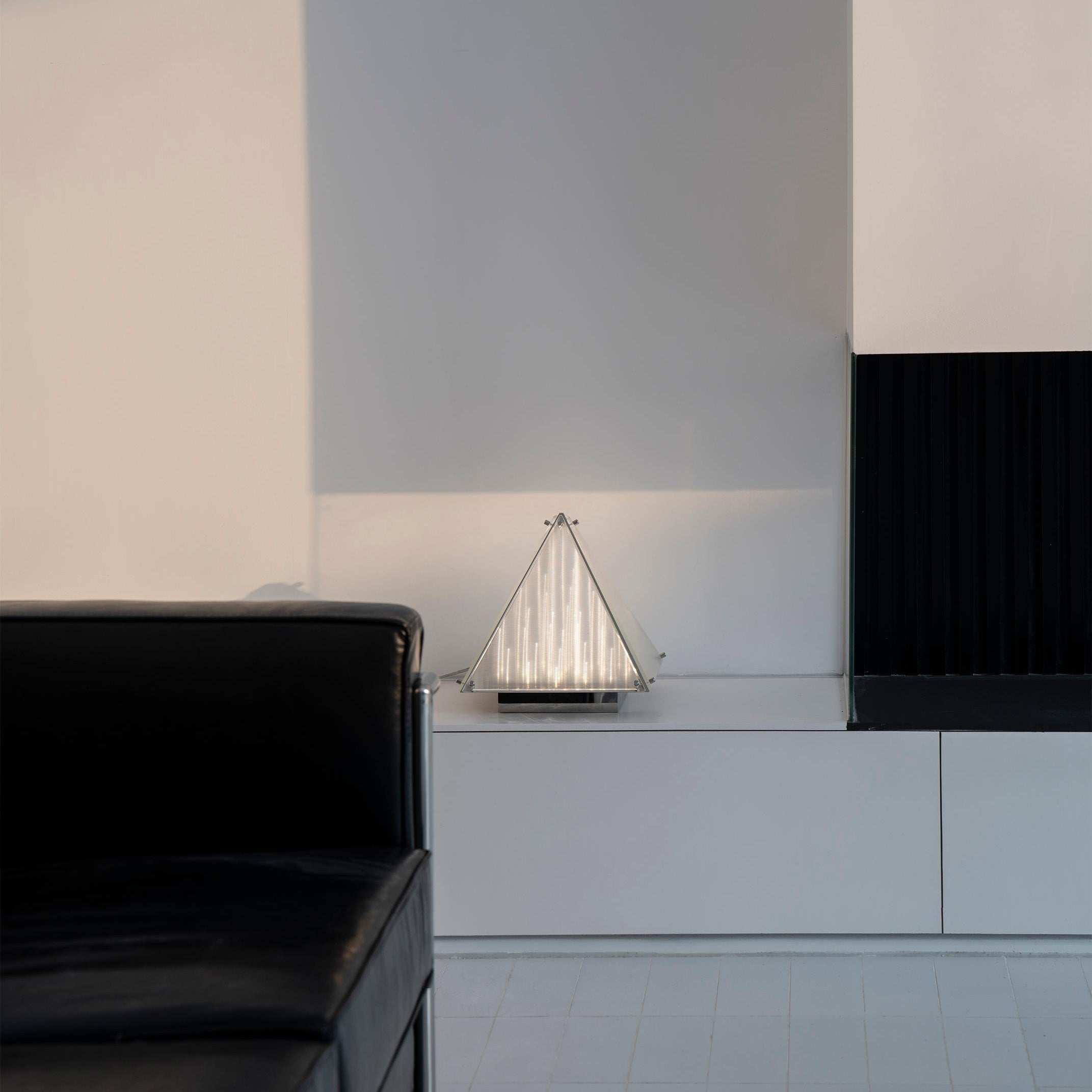 FragmentGlow - Modern Table Lamp with Triangular Design