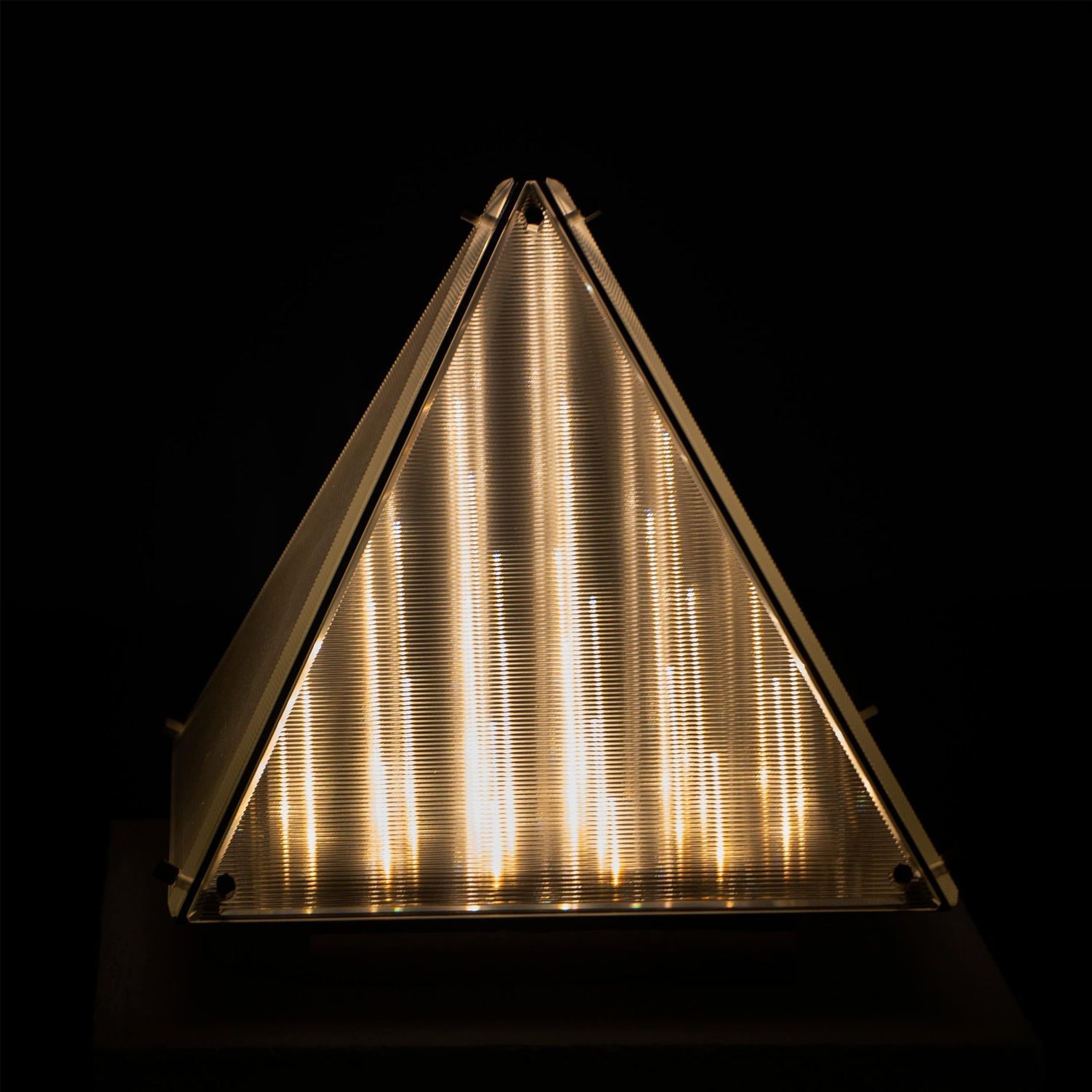FragmentGlow - Modern Table Lamp with Triangular Design
