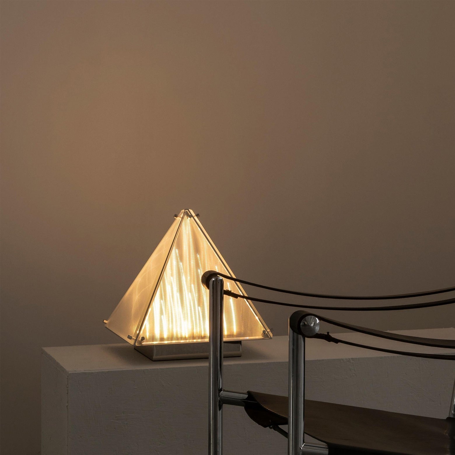 FragmentGlow - Modern Table Lamp with Triangular Design
