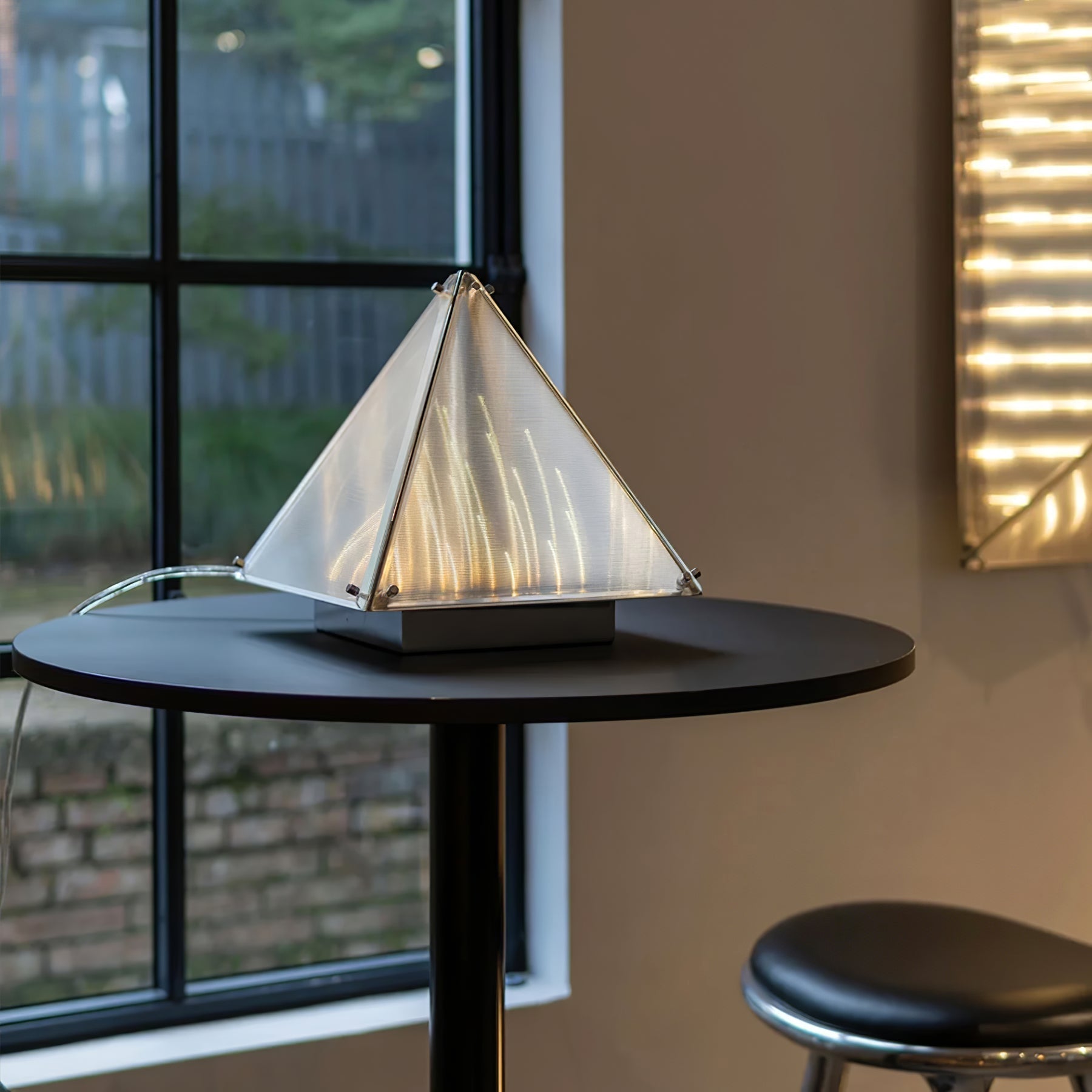FragmentGlow - Modern Table Lamp with Triangular Design