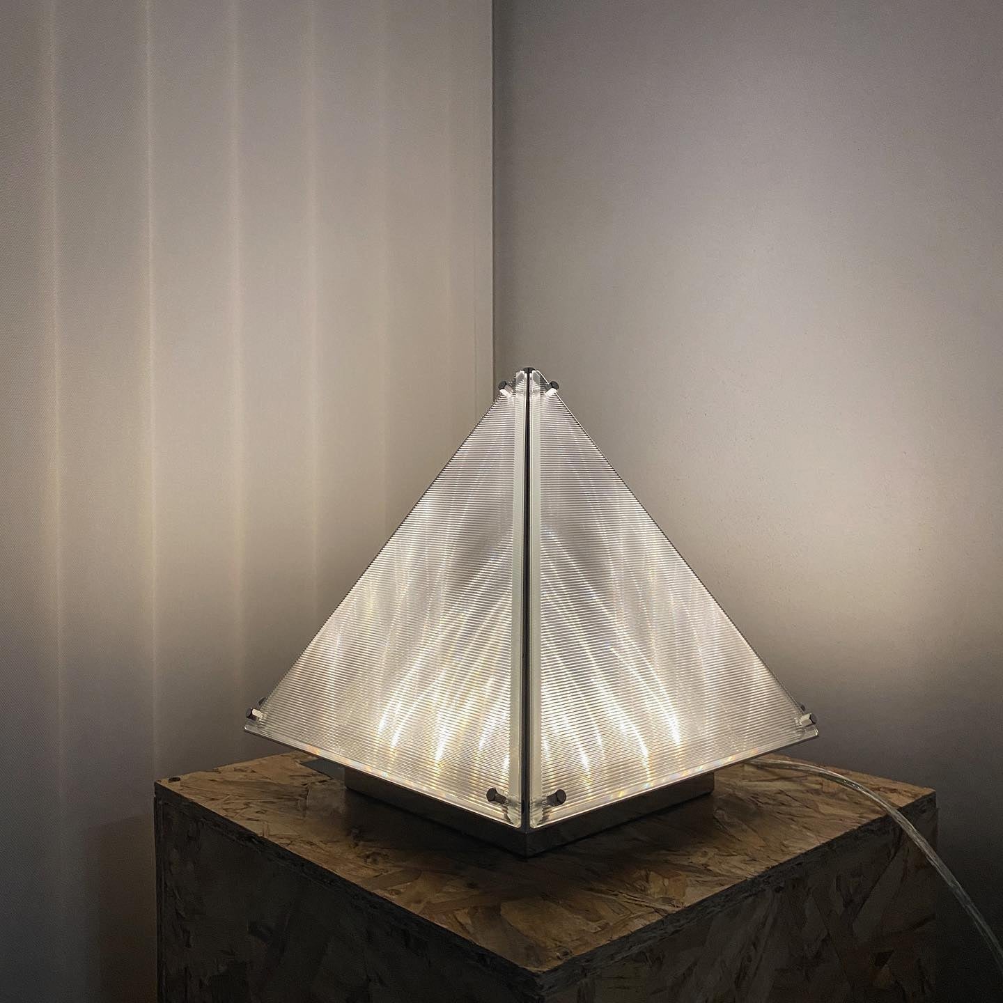 FragmentGlow - Modern Table Lamp with Triangular Design