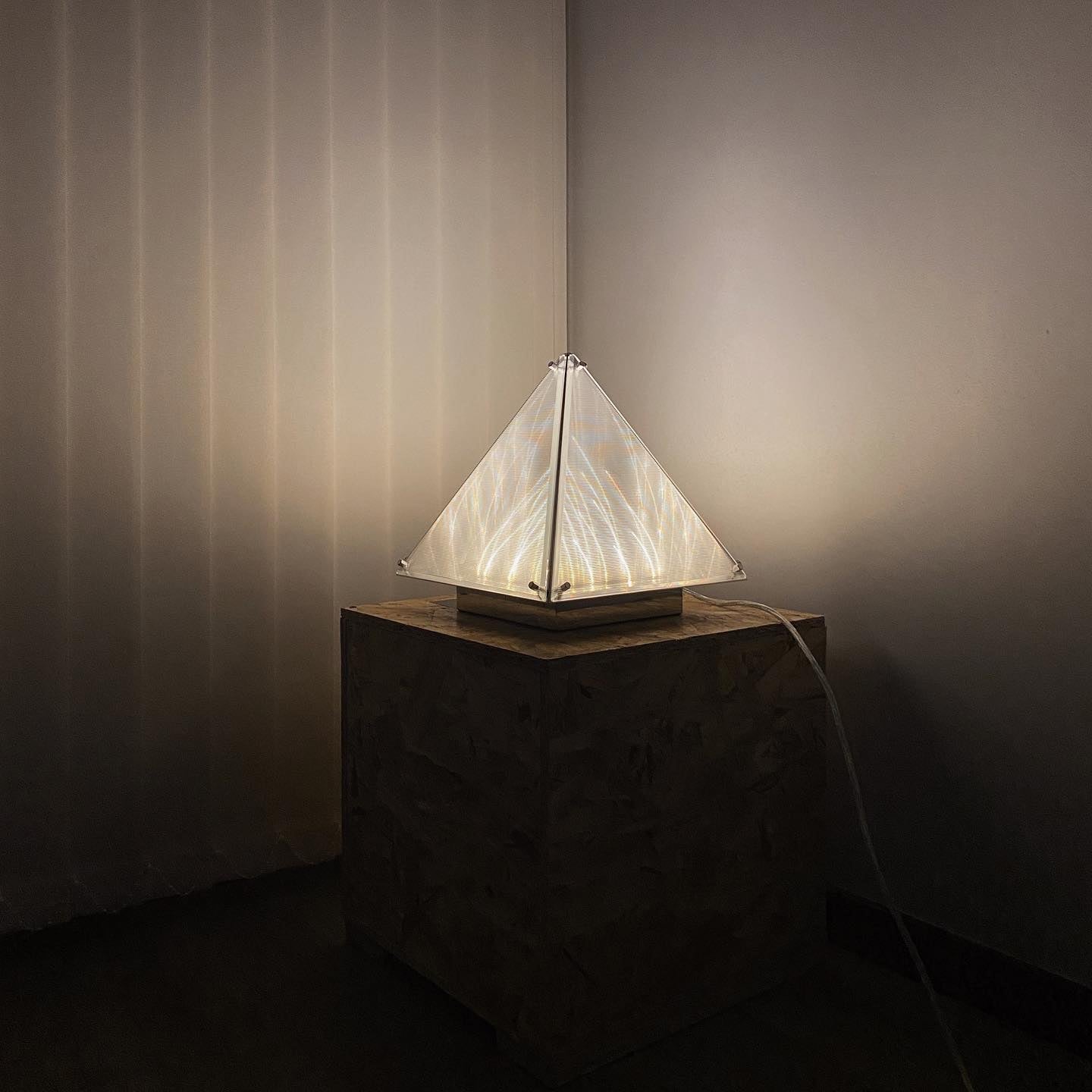 FragmentGlow - Modern Table Lamp with Triangular Design