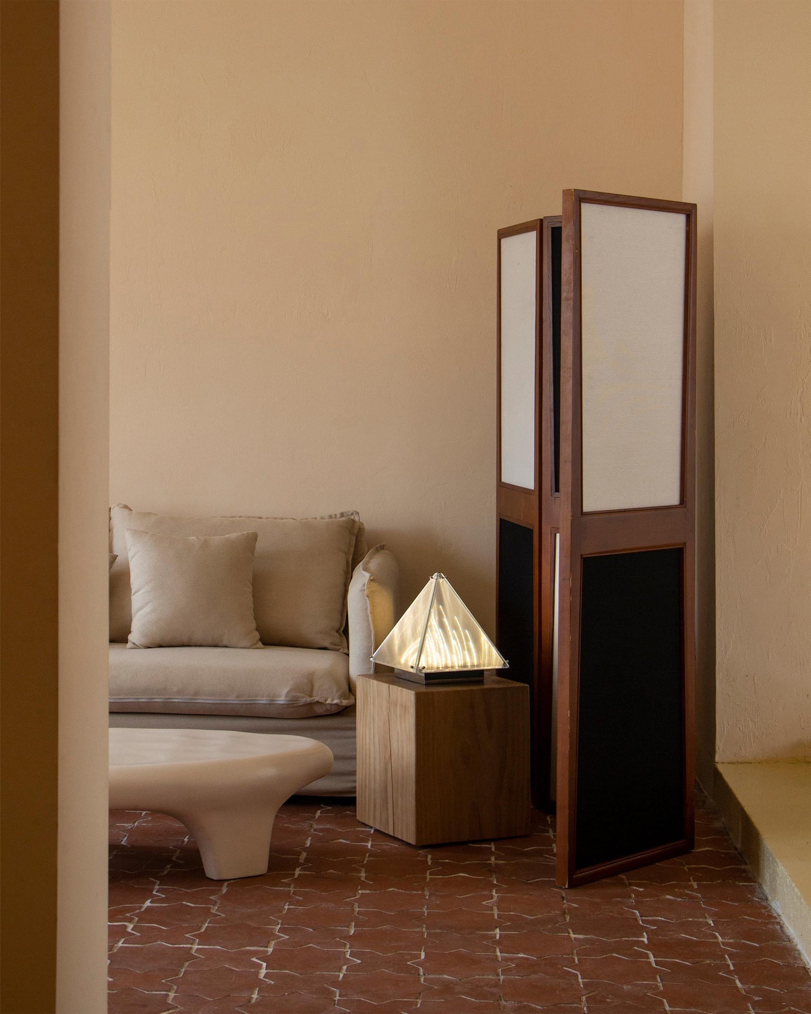 FragmentGlow - Modern Table Lamp with Triangular Design