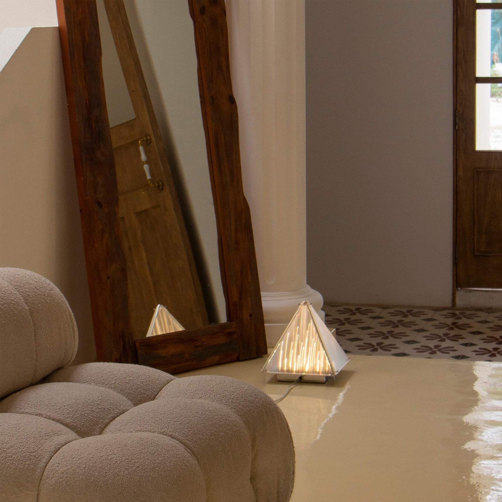 FragmentGlow - Modern Table Lamp with Triangular Design