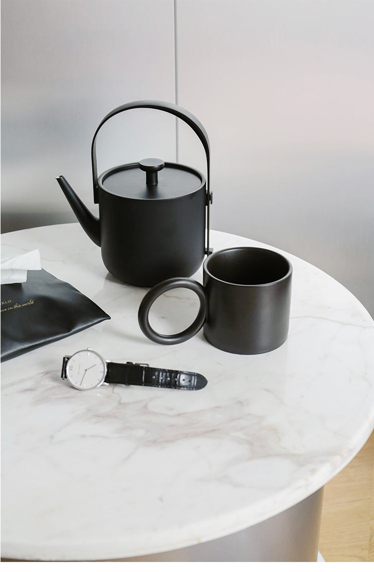 Taza minimalista de porcelana