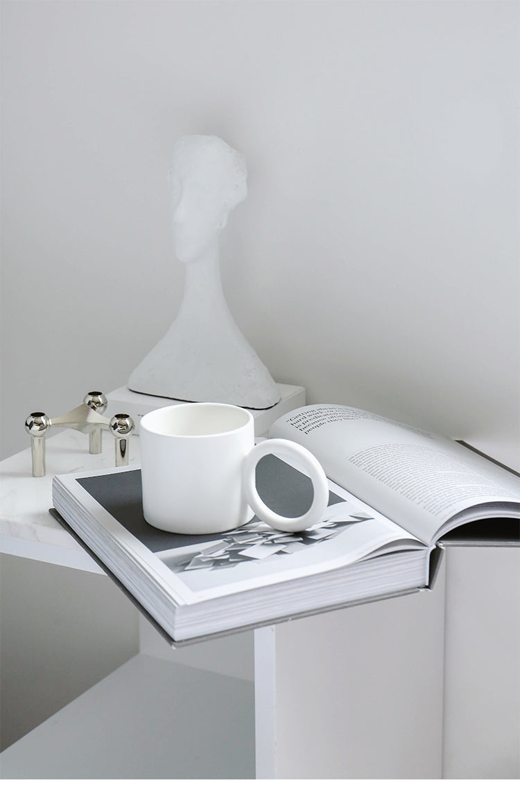 Taza minimalista de porcelana