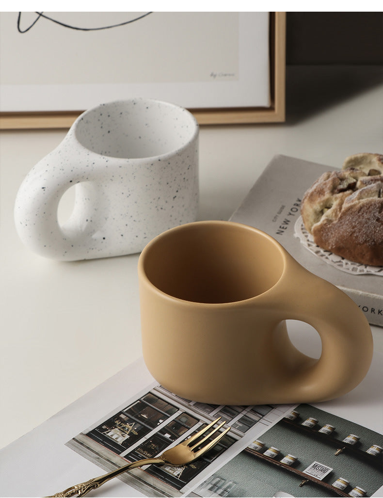 Juego minimalista de taza y plato de porcelana