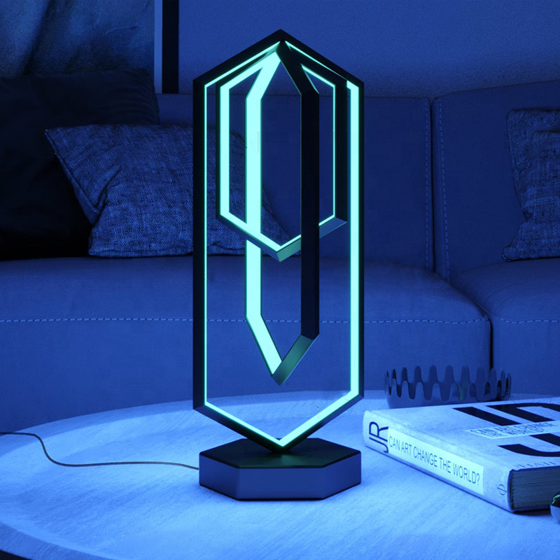 Lampada da tavolo geometrica con illuminazione LED intelligente
