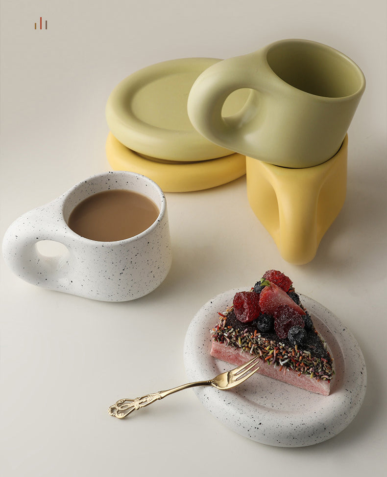 Juego minimalista de taza y plato de porcelana