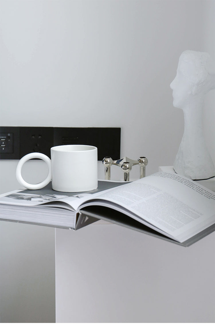 Taza minimalista de porcelana
