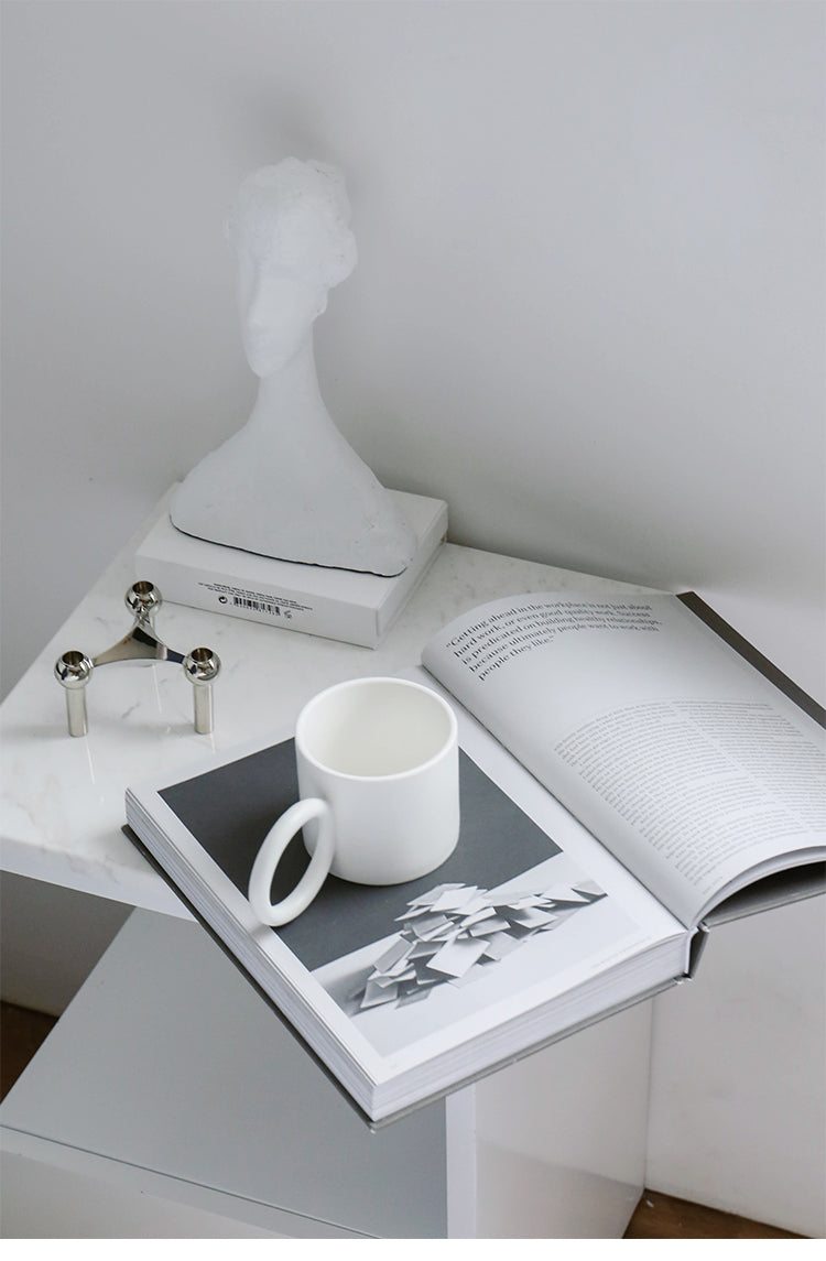Taza minimalista de porcelana