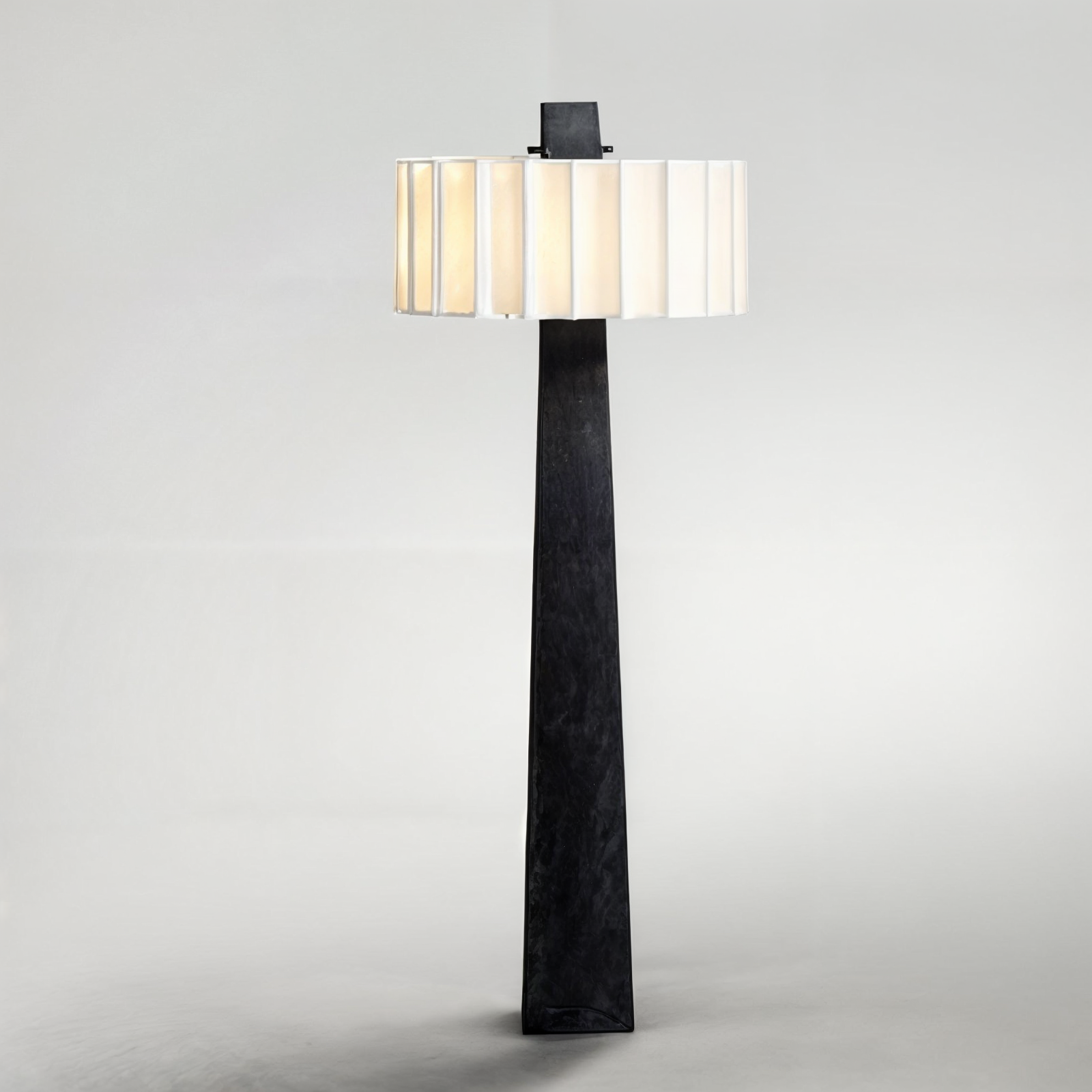 Ines Grote Lampada da Terra - Eleganza Moderna in Bianco e Nero