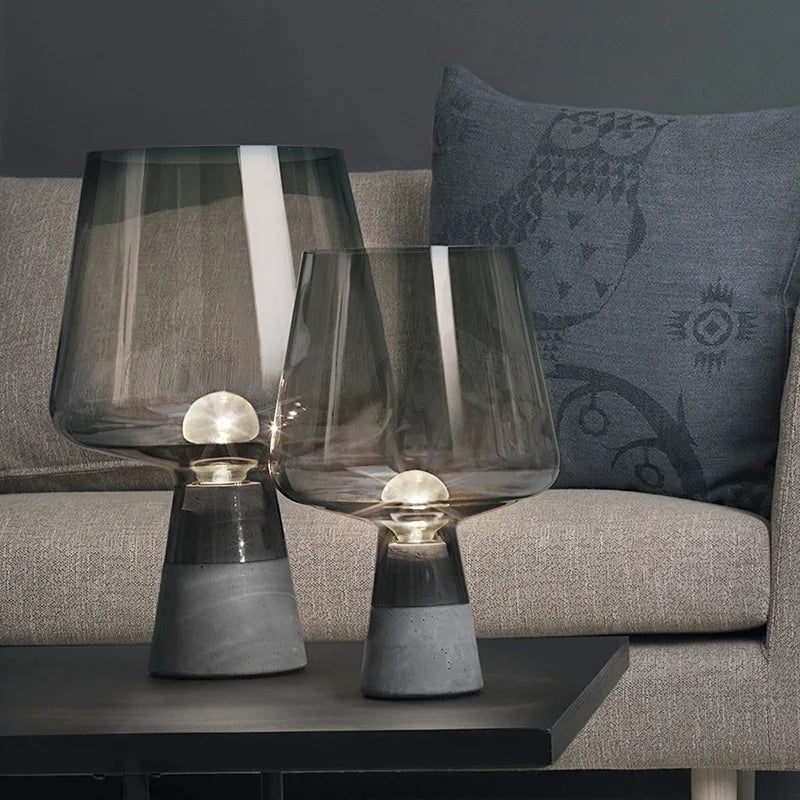 LumiSteel – Candeeiro de Mesa Industrial em Aço com Cúpula de Vidro, Candeeiro de Cabeceira Vintage
