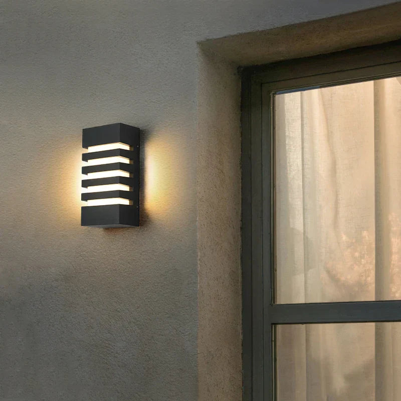 Luxora - Lámpara de pared moderna de aluminio