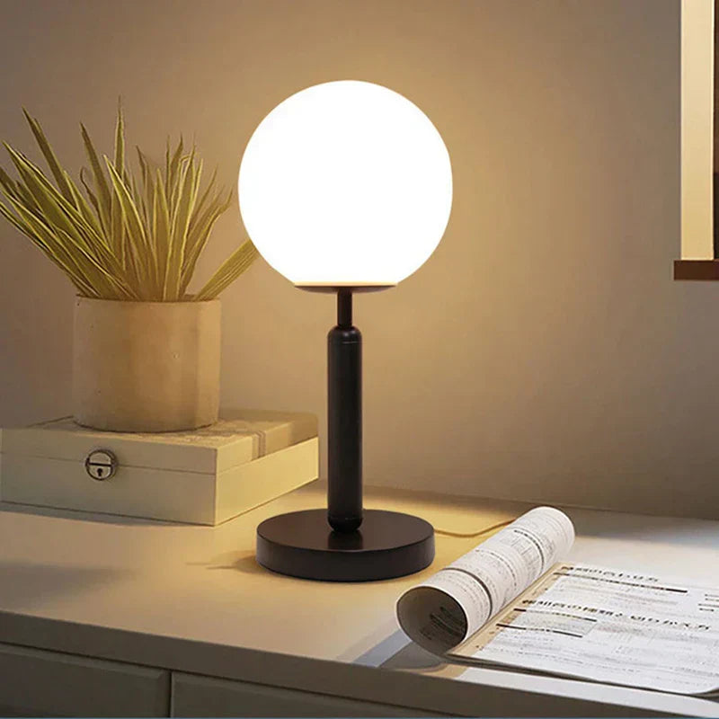 LumiSphere - Candeeiro de Mesa Moderno em Vidro com LED Dourado | Iluminação Elegante