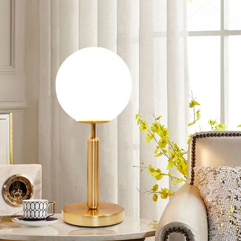 LumiSphere - Candeeiro de Mesa Moderno em Vidro com LED Dourado | Iluminação Elegante