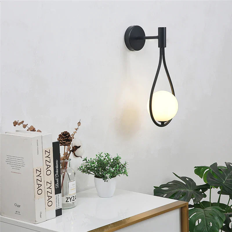 CrystalGleam - Lâmpada de Parede LED com Globo de Vidro Metálico