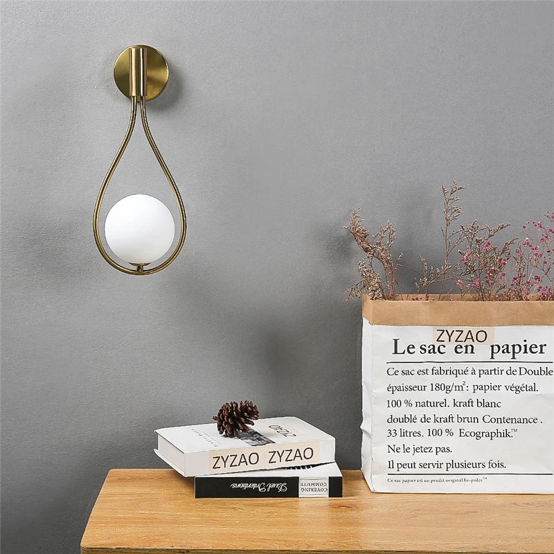 CrystalGleam - Lâmpada de Parede LED com Globo de Vidro Metálico