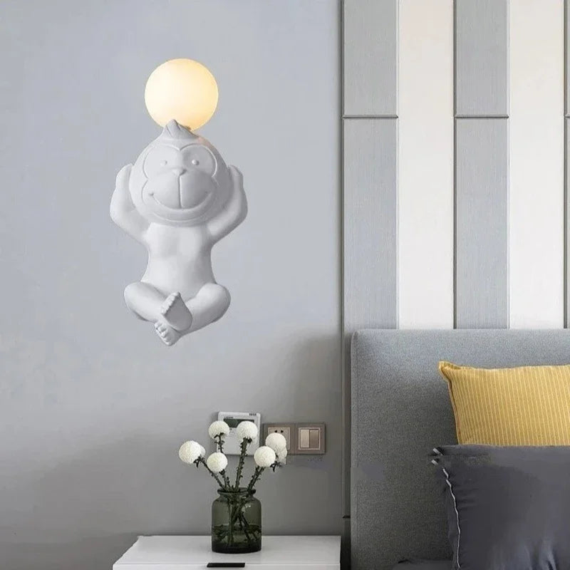PlayfulGlow - Grappige Aap Wandlamp met Melkglas – Decoratieve LED Lamp