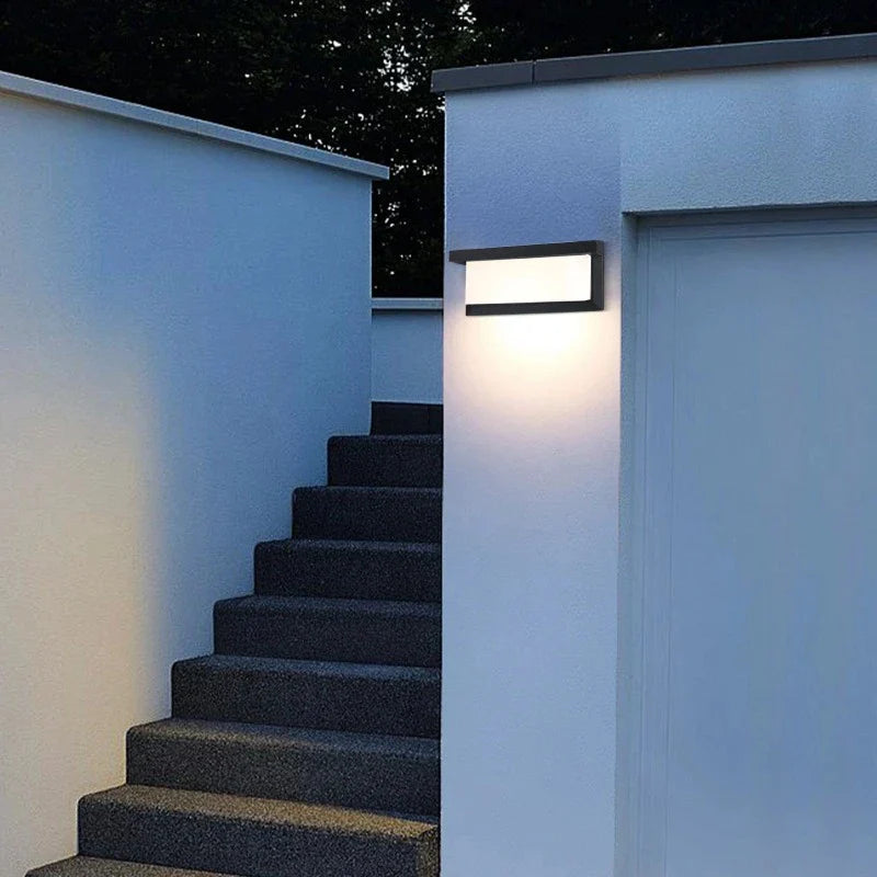 AquaLuxe - Lampada da Esterno LED Impermeabile e Sostenibile