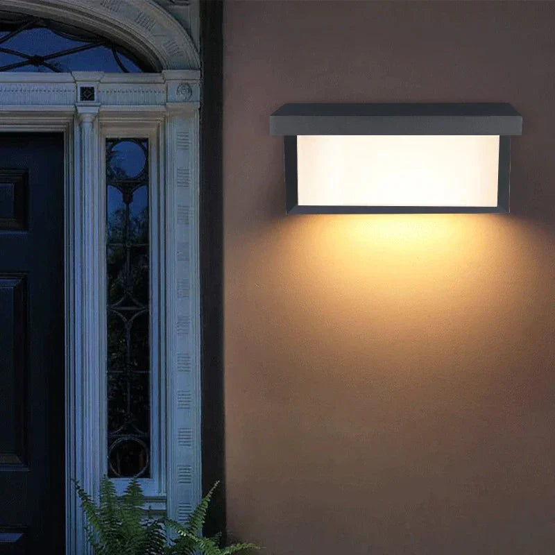 AquaLuxe - Lampada da Esterno LED Impermeabile e Sostenibile
