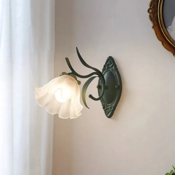 LilyGlow – Candeeiro de Parede com Design Floral