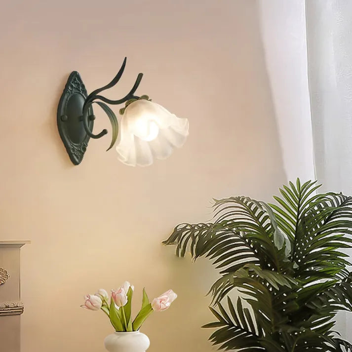 LilyGlow – Candeeiro de Parede com Design Floral