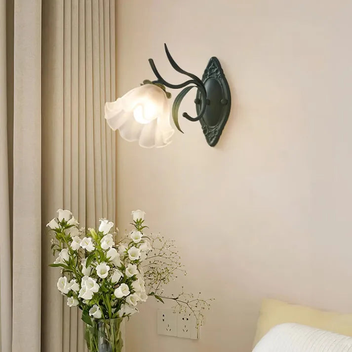LilyGlow – Candeeiro de Parede com Design Floral
