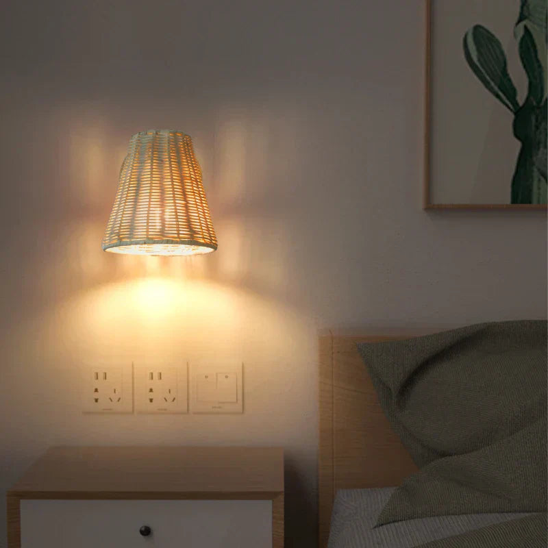 RattanGlow - Lampada da parete girevole in rattan intrecciato a mano
