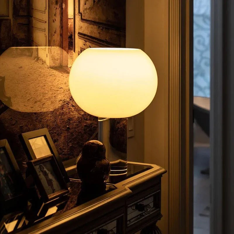 RoyalGlow - Elegant Vintage Table Lamp with LED Lighting