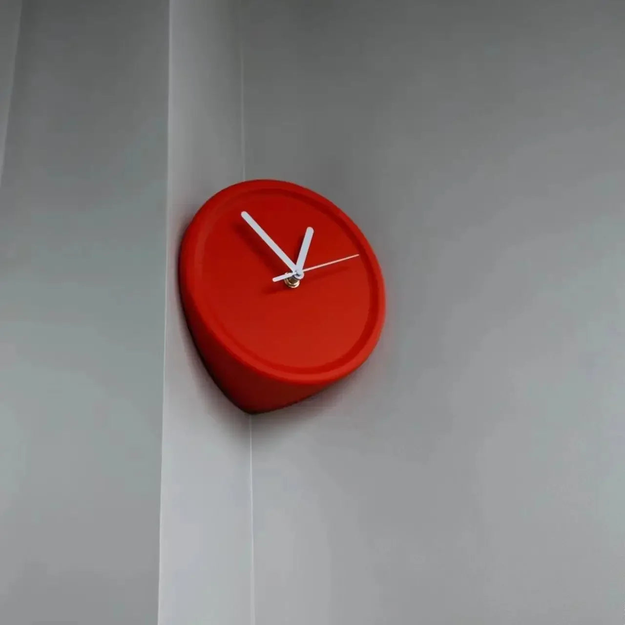 SilentCorner - Silent Wall Clock without Drilling for Corners in the House