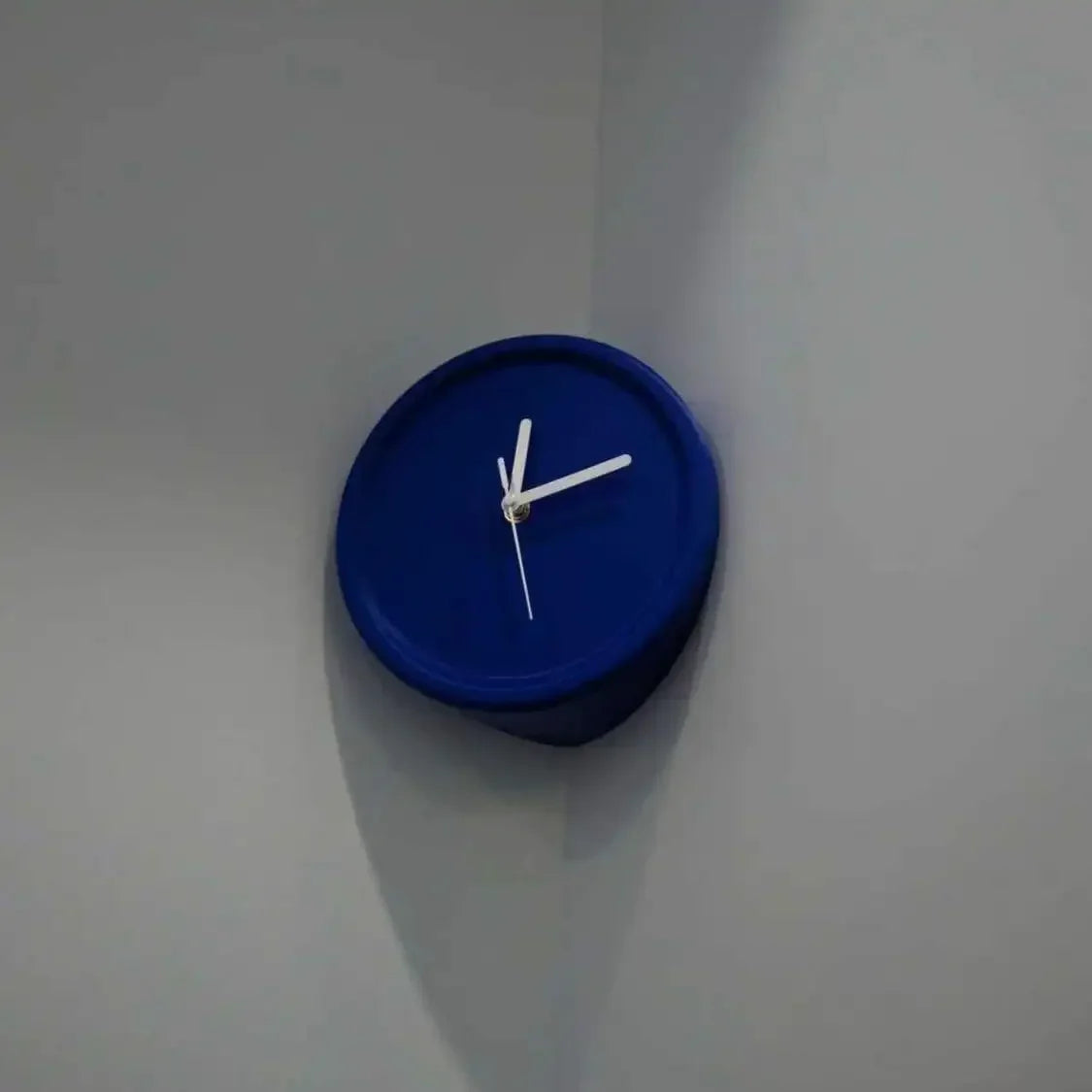 SilentCorner - Silent Wall Clock without Drilling for Corners in the House