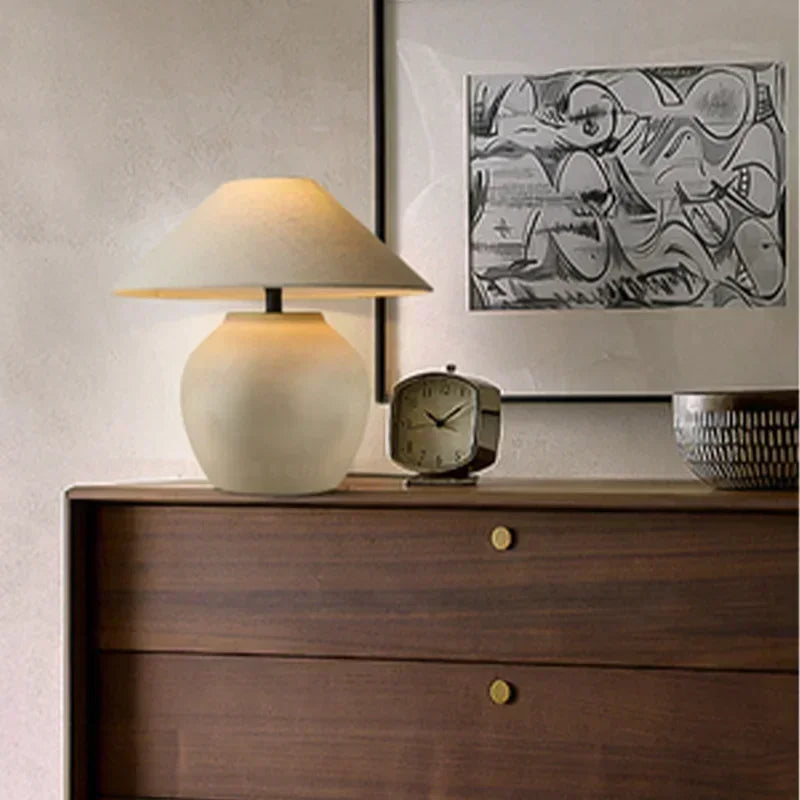 LumeVase – Candeeiro de Mesa em Cerâmica com Design Minimalista