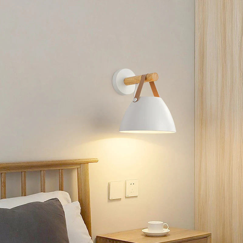 NordicGlow - Candeeiro de Parede LED com Detalhes em Madeira e Correia de Couro